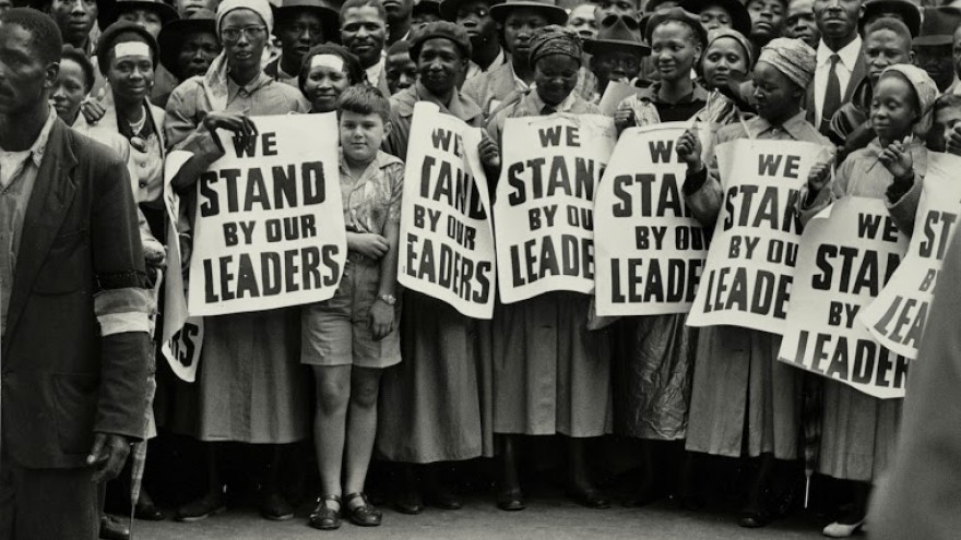 Eli Weinberg, Crowd near the Drill Hall on the opening day of the Treason Trial, Johannesburg, December 19, 1956. Times Media Collection, Museum Africa, Johannesburg.