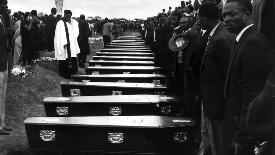 Peter Magubane, Sharpeville Funeral: More than 5,000 people were at the graveyard, May 1960. Courtesy Baileys African History Archive.
