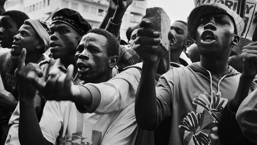 Jodi Bieber, Protest against Chris Hani’s assassination, 1993. © Goodman Gallery Johannesburg. 