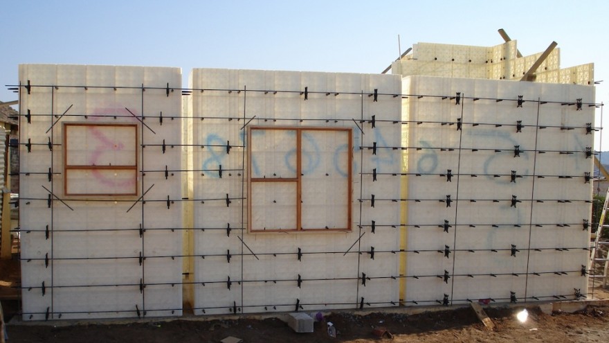 Walls erected with the Moladi plastic formwork. 