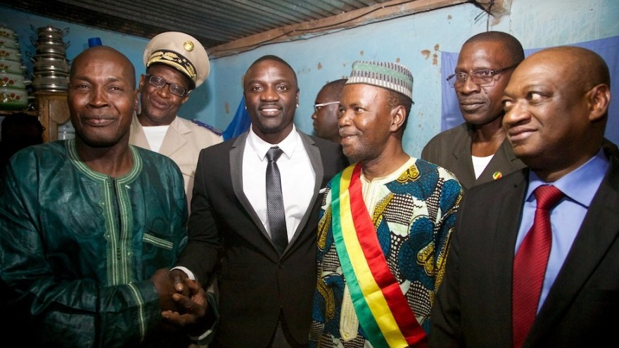 Akon meeting with village dignitaries in Mali