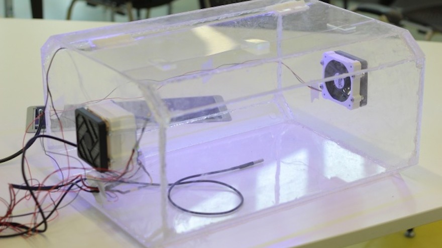 An An Arduino computer is used to regulate the temperature and humidification as well as sound an apnoea alarm