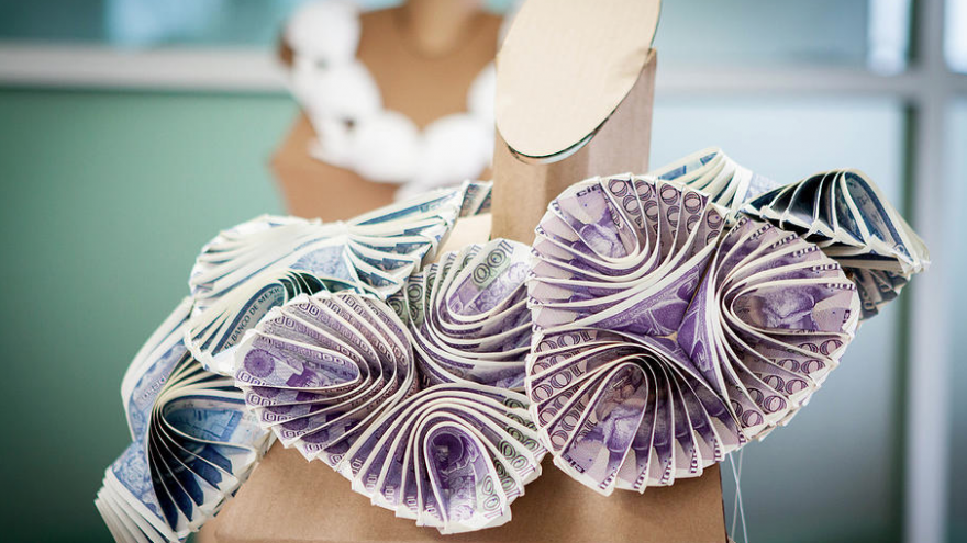Mariana Acosta transforms trash into jewellery. 