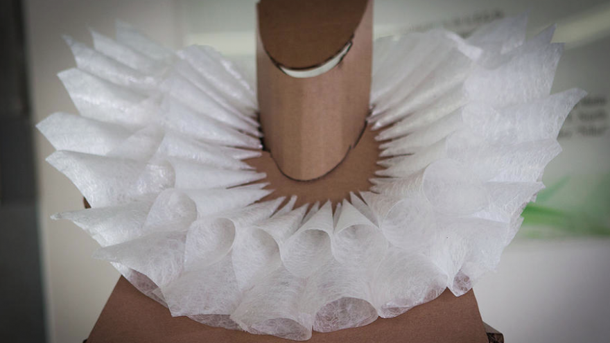 Mariana Acosta transforms trash into jewellery. 