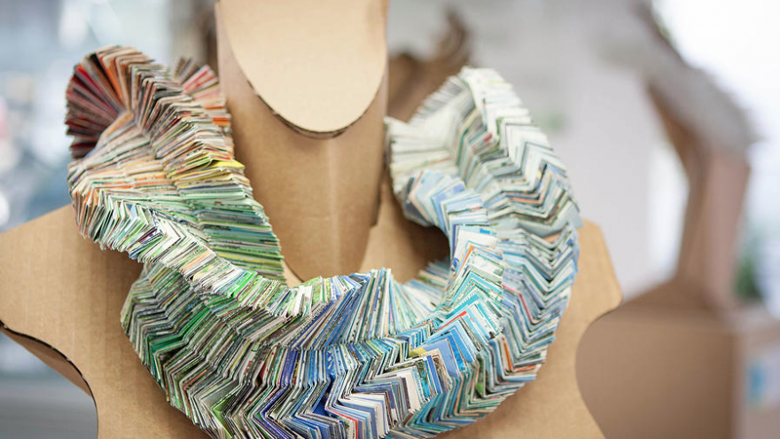 Mariana Acosta transforms trash into jewellery. 