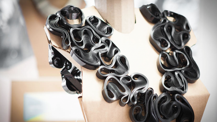 Mariana Acosta transforms trash into jewellery. 