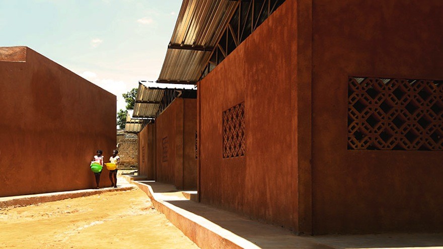 A primary school in Angola gets a much needed upgrade from parents and community members. Image: Paulo Moreira