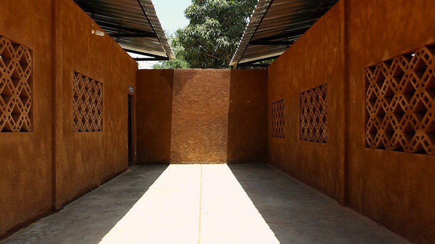 A primary school in Angola gets a much needed upgrade from parents and community members. Image: Paulo Moreira