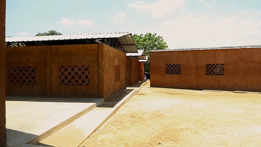 A primary school in Angola gets a much needed upgrade from parents and community members. Image: Paulo Moreira