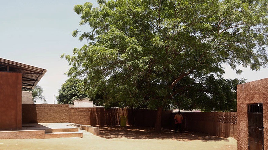 A primary school in Angola gets a much needed upgrade from parents and community members. Image: Paulo Moreira