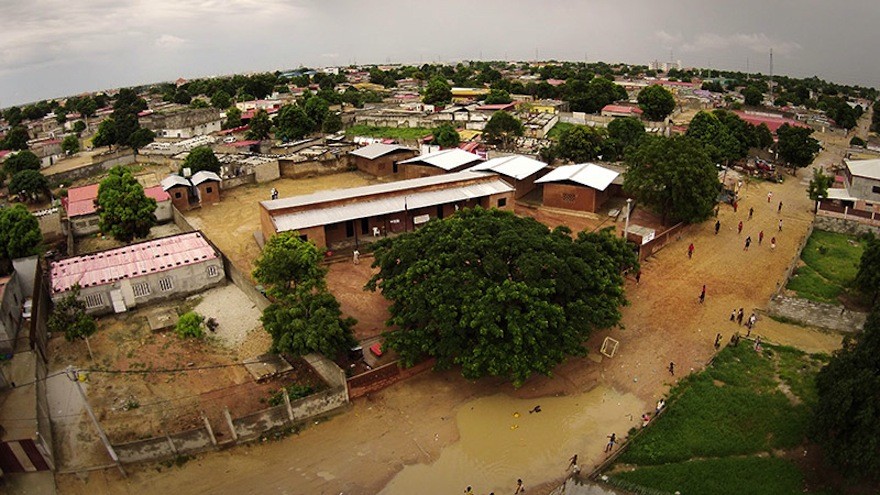 A primary school in Angola gets a much needed upgrade from parents and community members. Image: Paulo Moreira