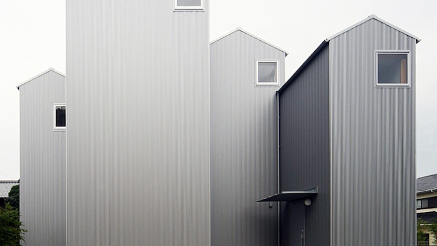 Standing at different heights, these steel-clad towers form one playful residence in Japan’s city of Kosai.