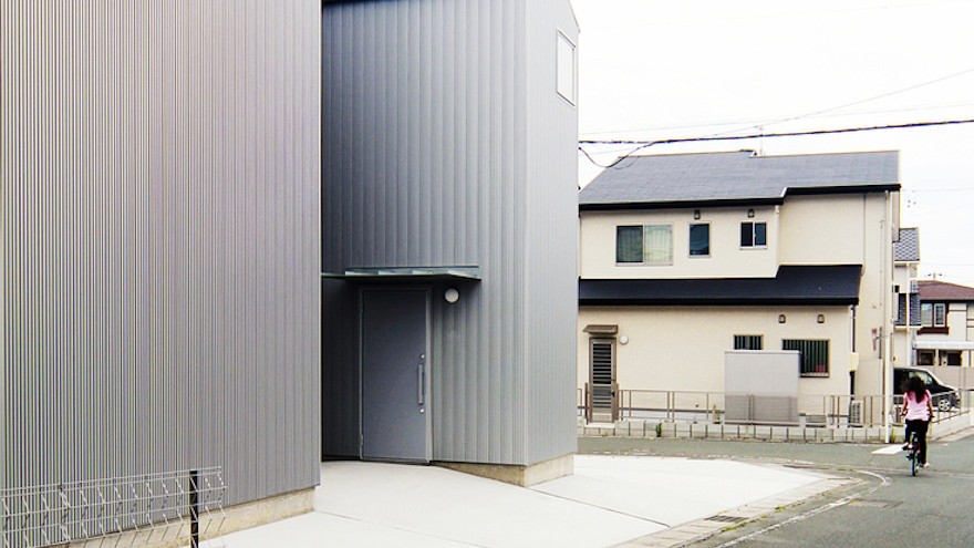 Standing at different heights, these steel-clad towers form one playful residence in Japan’s city of Kosai.