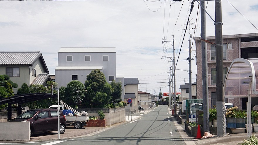 Standing at different heights, these steel-clad towers form one playful residence in Japan’s city of Kosai.