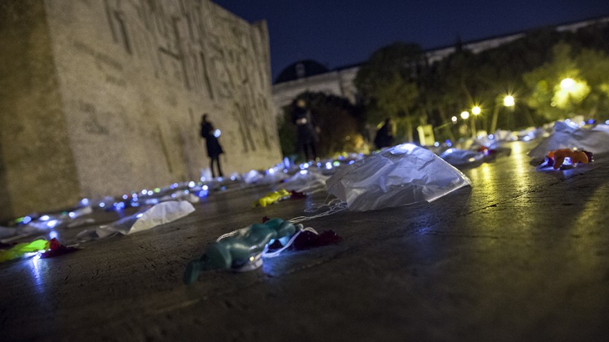 The toy soldiers failed to take flight 