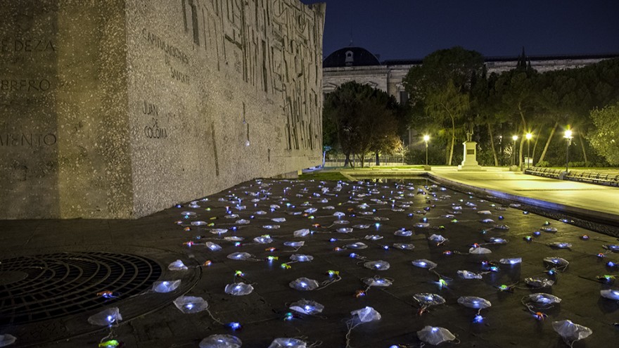 The toy soldiers lie scattered on the ground 