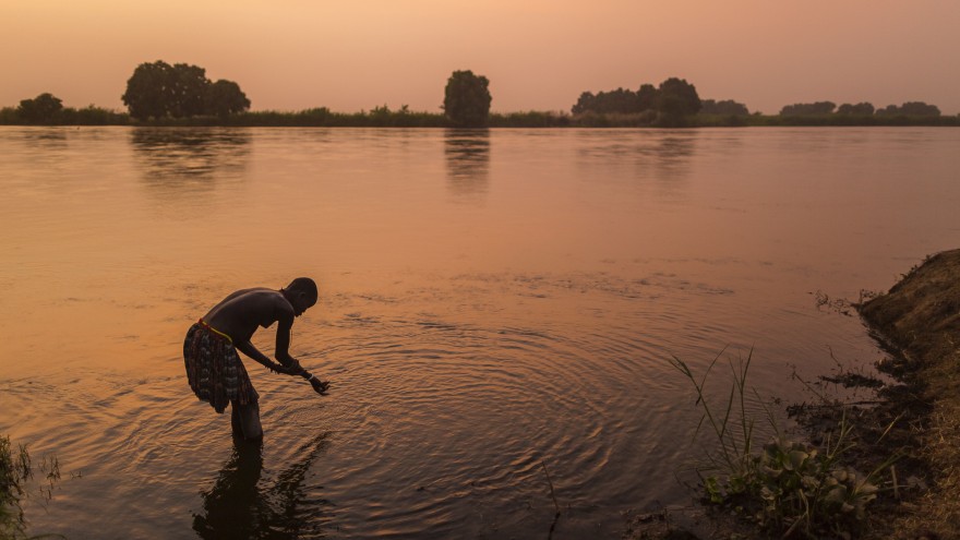 A Mundari tribeswoman washes herself in the Nile at sunset. Image: © Tariq Zaidi / ZUMA Press