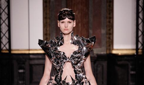 Iris van Herpen – Voltage