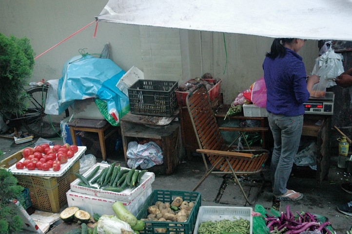 A “wet market” where locals have a choice of affordable vegetables. Photo by “Ju