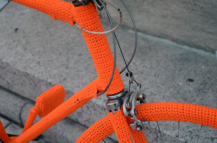 Isabeau Joubert yarn bombing