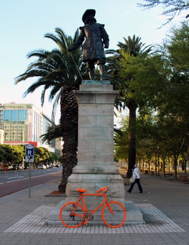Isabeau Joubert yarn bombing
