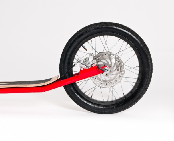 The variable wattage motor can power the scooter for up to 25 kilometres.