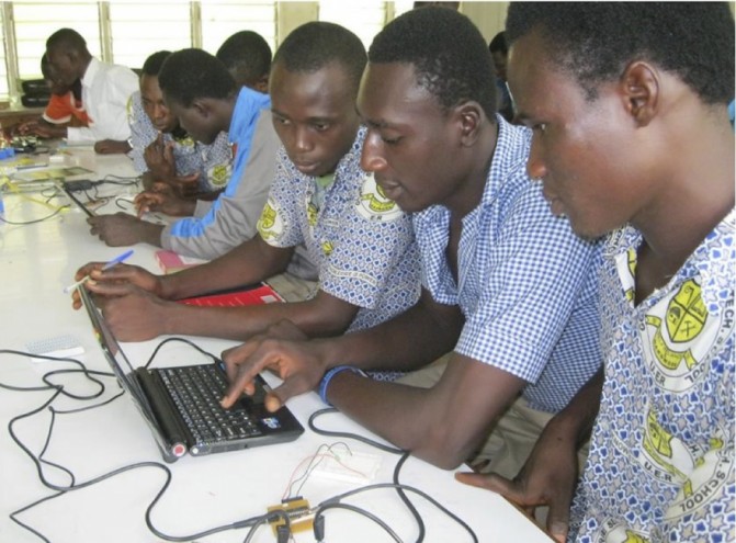 Students from Gowrie Senior High School (Upper East Region) at the light sciences workshop.