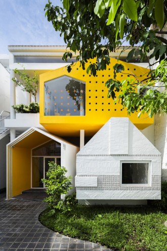Kientru O Architects converted this building from an old townhouse into a vibrant ochre-and-yellow themed nursery school. 