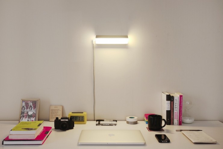 RISD graduate Matthew Lim has designed the Tack light– a portable lamp that can be magnetically attached to a wall-mounted plate.