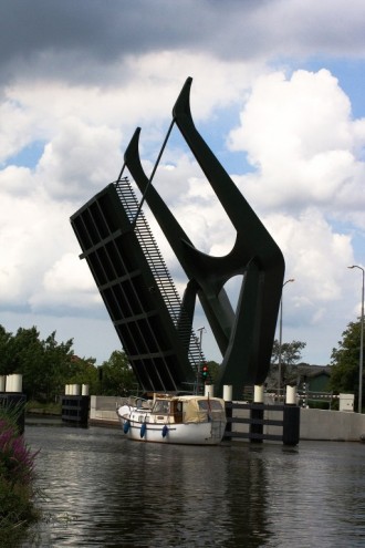 Spatial, Best Product Public Space: “Prayer of Shadow Protection” bridge Vrouwen