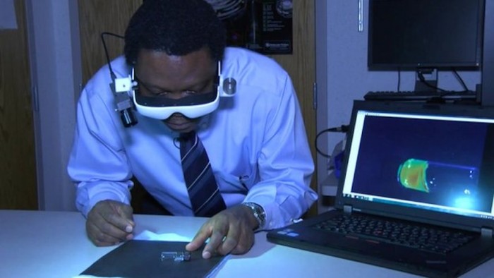 Dr. Samuel Achilefu demonstrates his cancer visualisation glasses. Dr. Samuel Achilefu demonstrates his cancer visualisation glasses.
