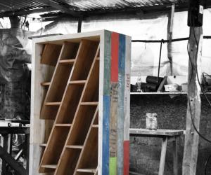 The 25s32e bookshelf by Piratas do Pau.