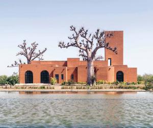 Designed by Senegalese architecture firm Atelier Koe, Al Hamra is an earth brick farmhouse located in the bush, away from the buzzing capital of Dakar. 