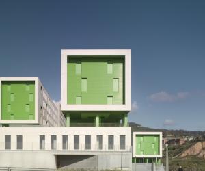 Spanish architects researched a new typology to improve living conditions and develop sustainable quality housing. The result is the 317 Social Housing Units. 