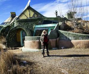 “Meet the Earthship” is a short film about an off-grid community living in houses made of rubbish outside of Taos, New Mexico.  