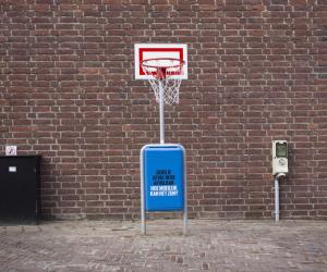 Strategically placed trashcans were installed at the Dutch Koning Willem I College to prevent students from littering across the campus