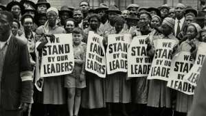 Eli Weinberg, Crowd near the Drill Hall on the opening day of the Treason Trial, Johannesburg, December 19, 1956. Times Media Collection, Museum Africa, Johannesburg.