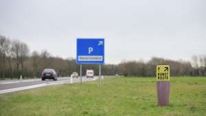 Road marking and links for art projects and resting places along road N34 in the Netherlands by Ineke Hans. 