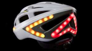 The helmet has an automatic brake light and wireless left and right indicators. 