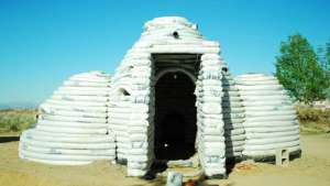 Dome house with sandbags. Photo via designboom. 